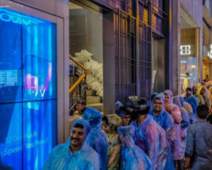 Those queues and waiting in the scorching sun are the first big Carnival in China. Those queues and waiting in the scorching sun are the first big Carnival in China.